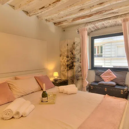 Historic Center, Piazza De Ferrari, Aquarium *